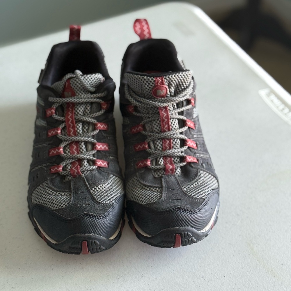 Merrell Men’s Size 8 Waterproof Hiking Shoe
**Host Pick** - Picture 1 of 8